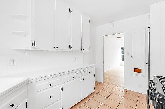 4th image of 5848 Woodman Ave