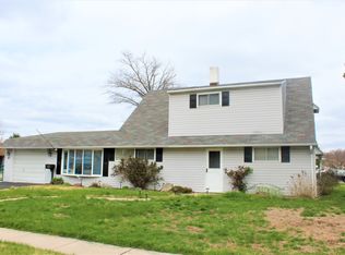 83 Coral Ln, Levittown, PA 19055