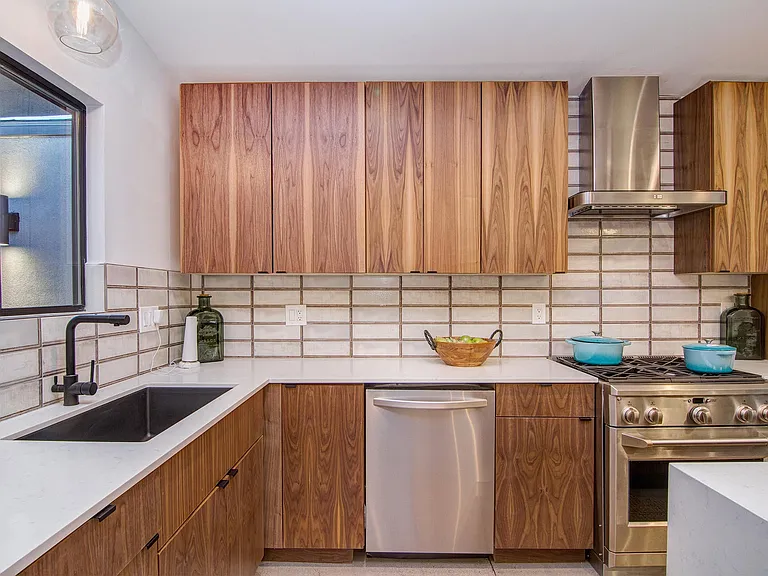 1022 E Indianola Ave — Photo 5