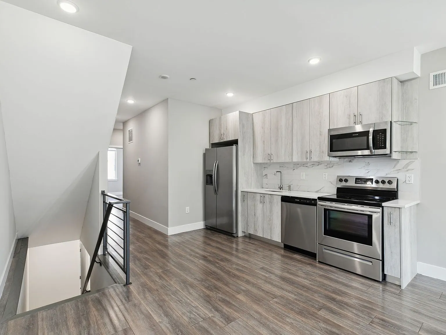 1845 E. Huntington — Photo 3