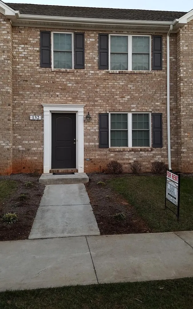 3 bed, 2.5 bath, 1600 sqft, $1,550 — Photo 2