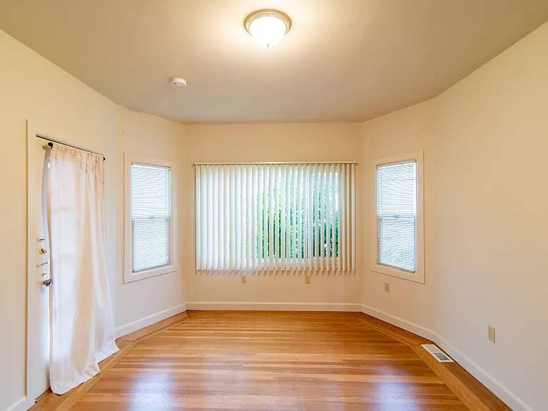 845 Warfield Ave — Photo 2