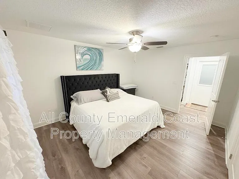 481 Kelly St — Photo 31