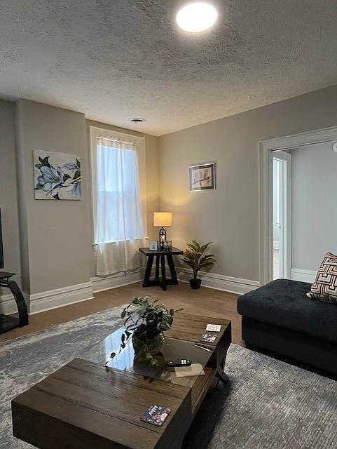 2 bed, 730 sqft, $1,900 — Photo 2