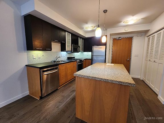 3rd image of 170 King St Unit 411