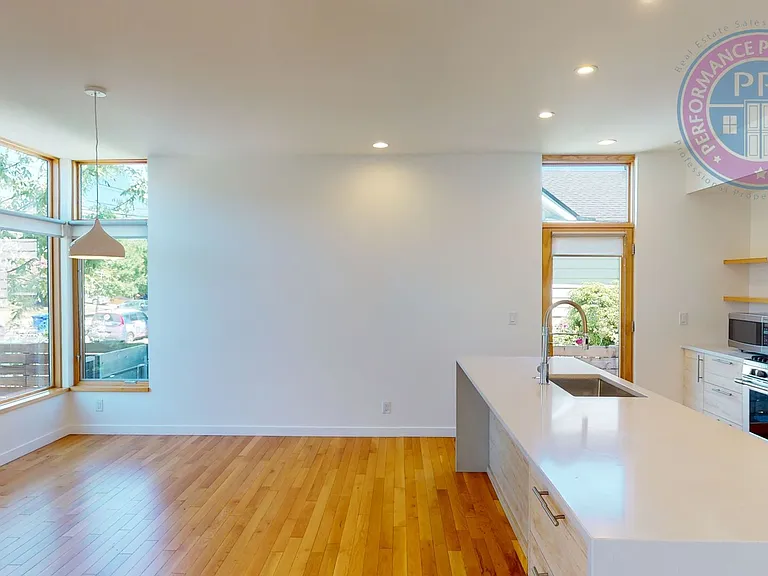 1010 SE 42nd Ave #&-4204 — Photo 4