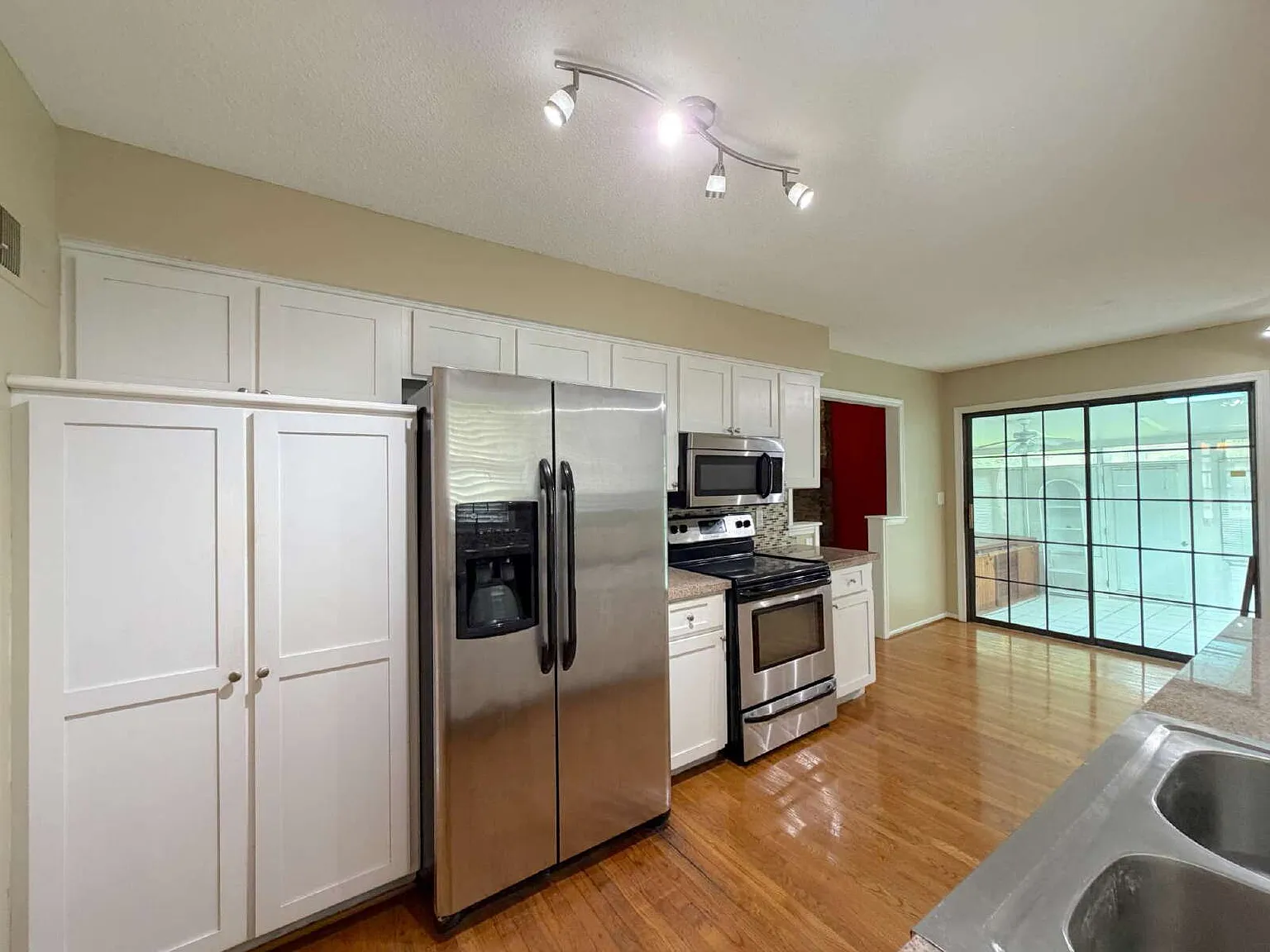 3 bed, 2.5 bath, $2,150 — Photo 3