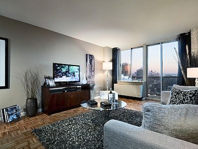 1st image of 560 W 43rd St Frnt 2