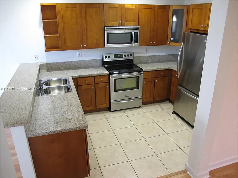10716 NW 76th Ln — Photo 6