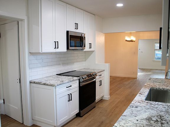 5th image of 208 Earl Ave