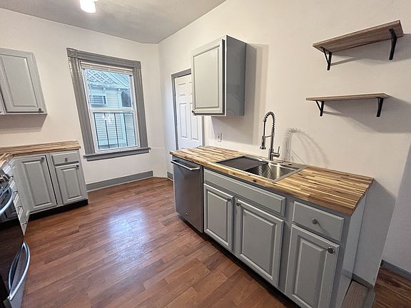 Brand new kitchen with modern appliances!