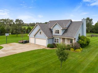 S73W33100 Sandie Ln, Mukwonago, WI 53149