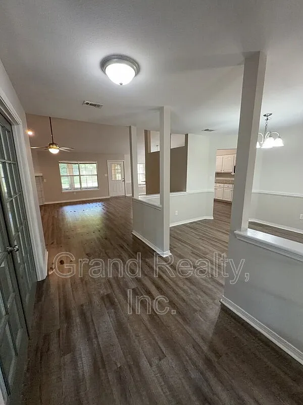 4 bed, 2.0 bath, 2110 sqft, $2,100 — Photo 3
