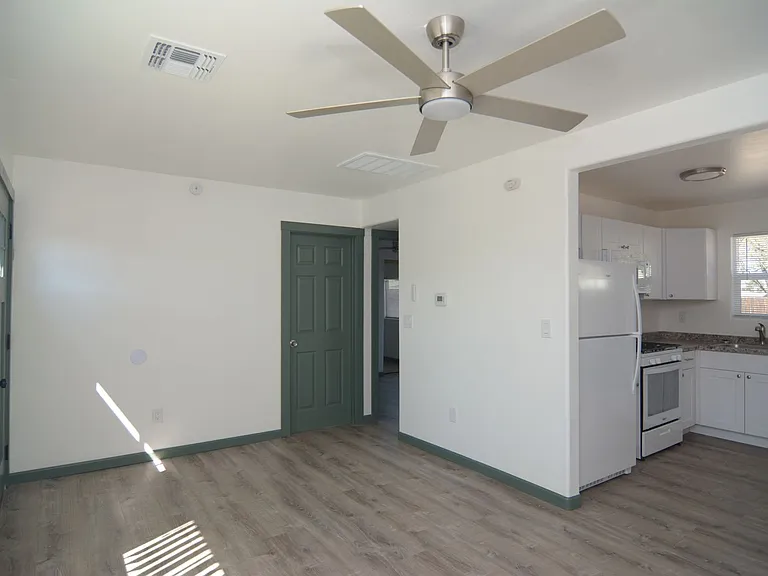 2556 E Silver St — Photo 4