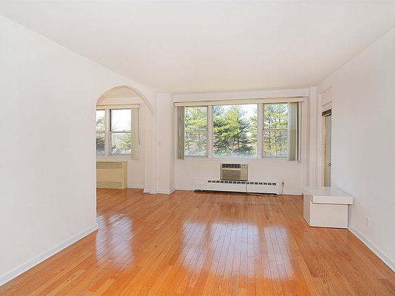2nd image of 5900 Arlington Ave APT 2J