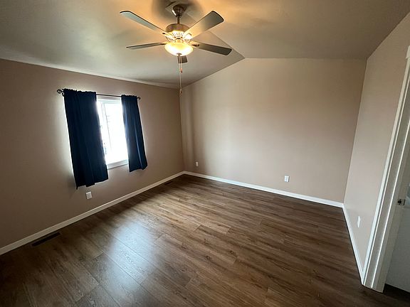 3rd image of 821 Foxglove Dr