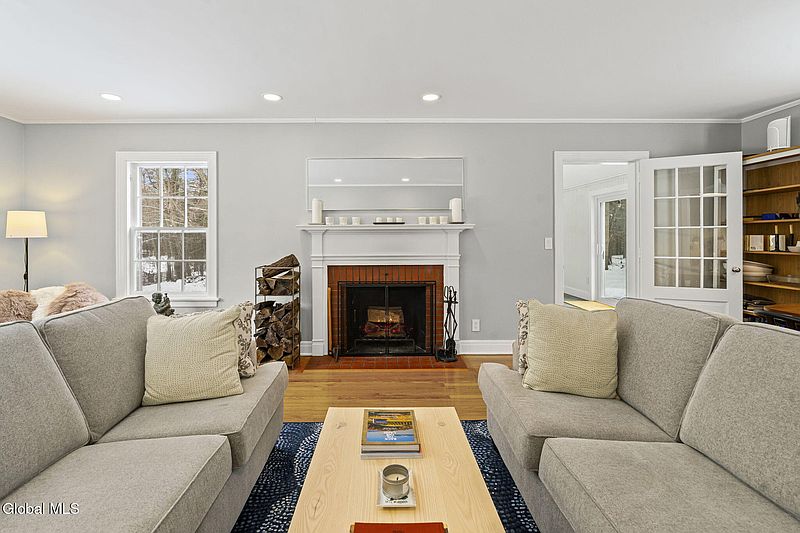 3rd image of 19 Hillcrest Drive