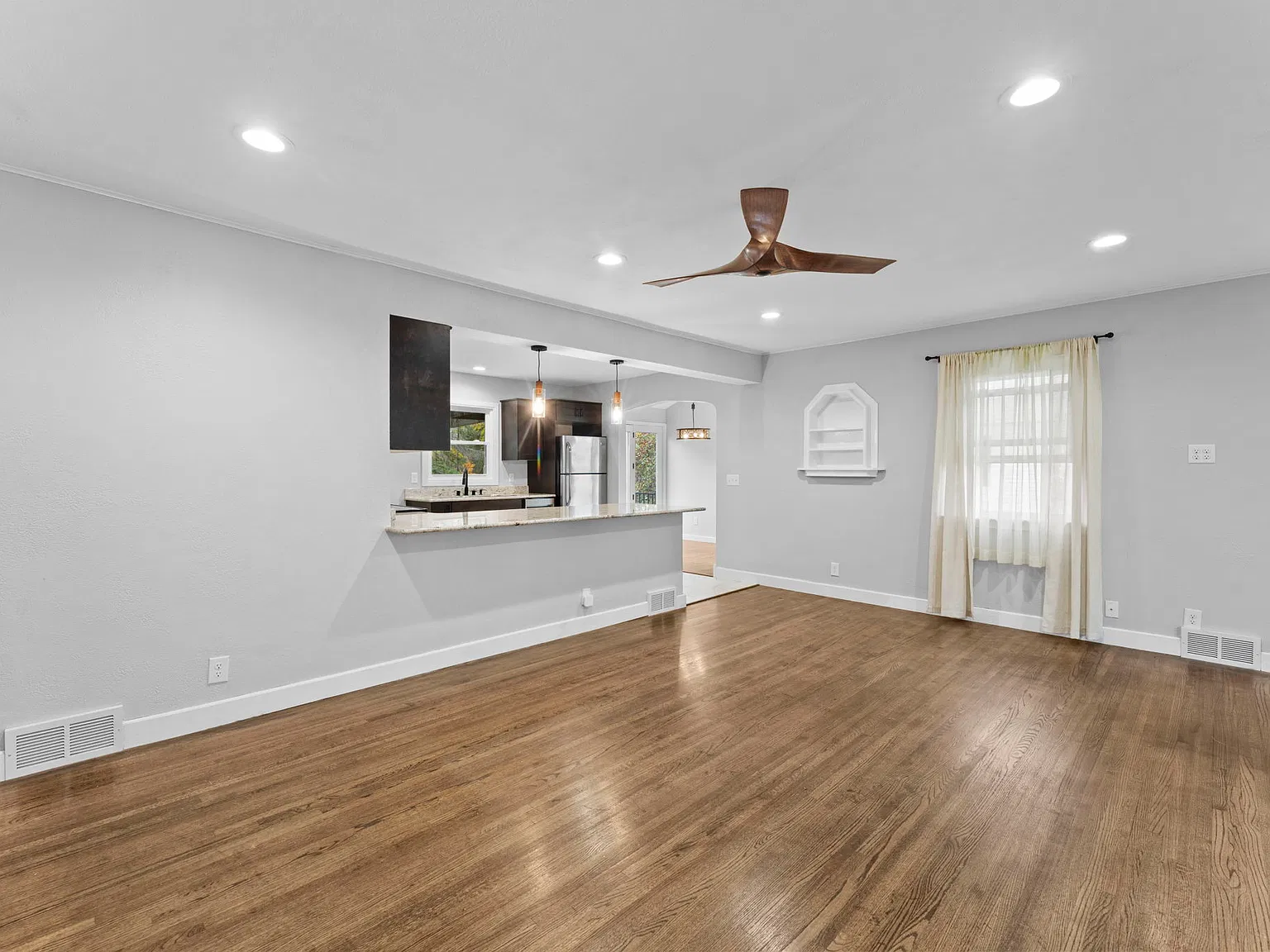 2 bed, 1135 sqft, $1,450 — Photo 4