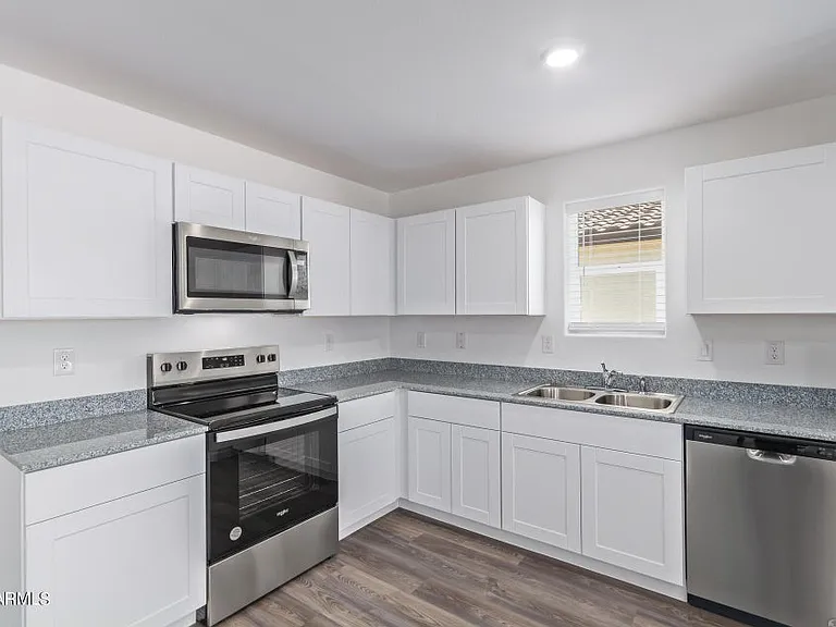 1158 N Larat Ln — Photo 5