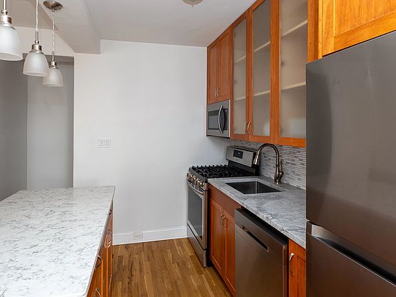 5th image of 155 E 49th St #7F