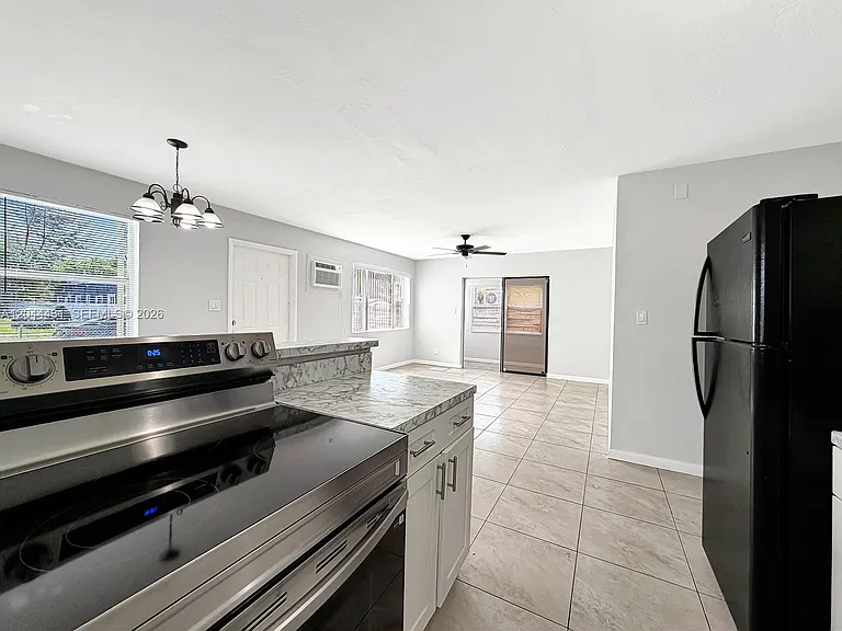 533 NW 15th Way — Photo 8