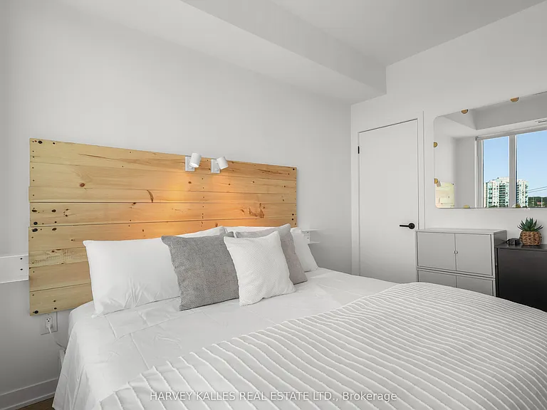 2495 Eglinton Ave W #609 — Photo 12