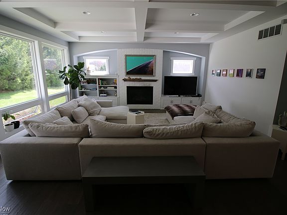 3rd image of 869 Meadow Ln