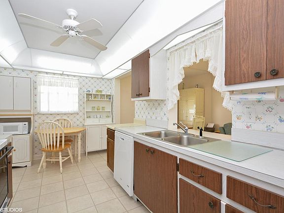 3rd image of 724 SW Lake Ct