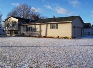 1100 Meadowview Ln, Amherst, OH 44001