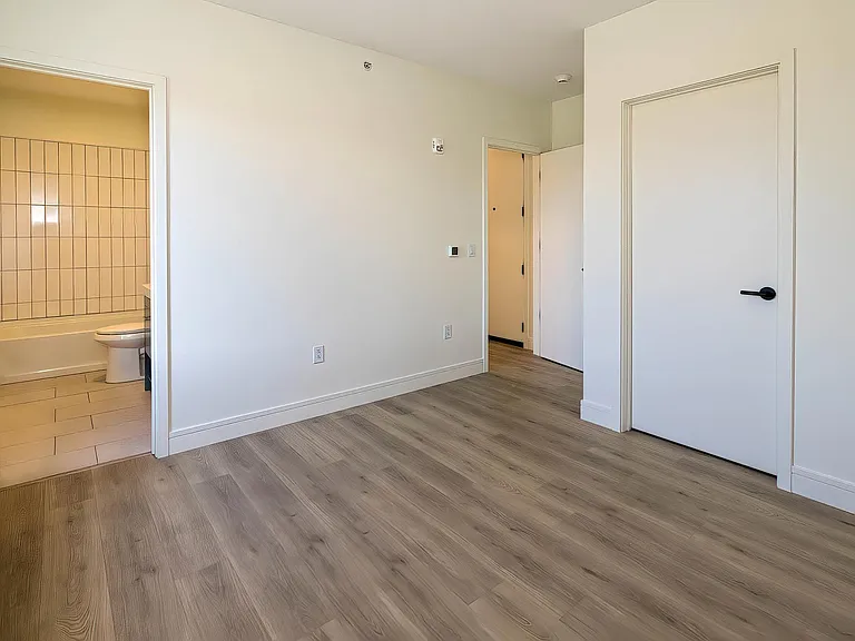 Lakehouse Luxury Apartments — Photo 13