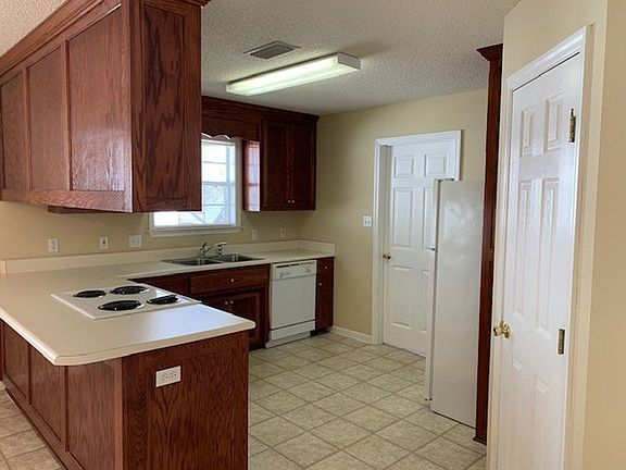 3rd image of 4240 Wilshire Dr