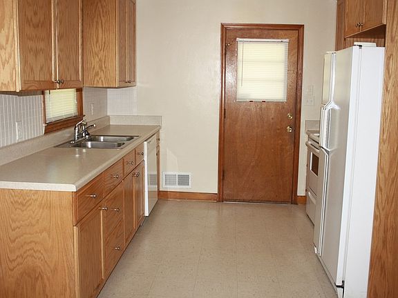 3rd image of 343 Chatmoss Ct