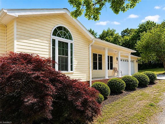 3rd image of 858 George Murphy Rd