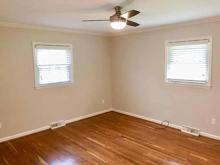 836 Surrey Ln — Photo 16