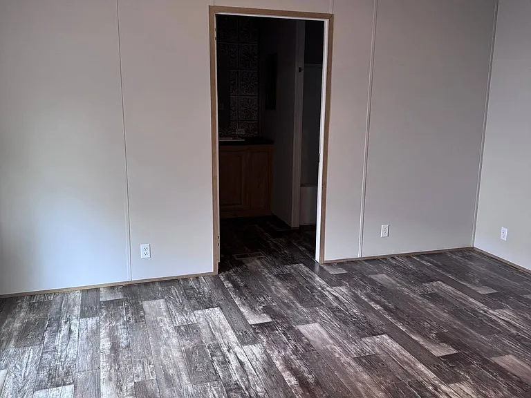 211 Oxford Cir — Photo 4