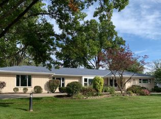 19 Chatham Ln, Oak Brook, IL 60523