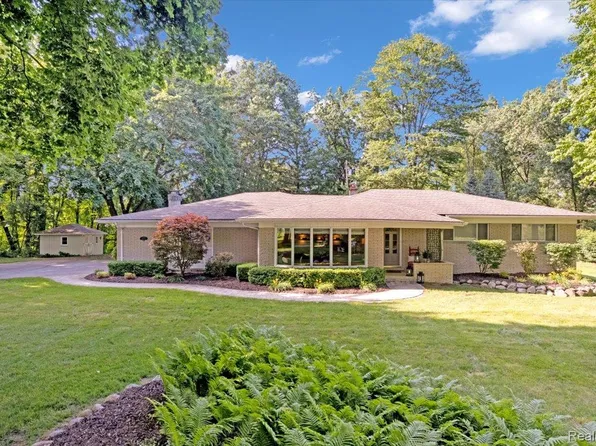 6875 Hubbard Rd, Clarkston, MI 48348