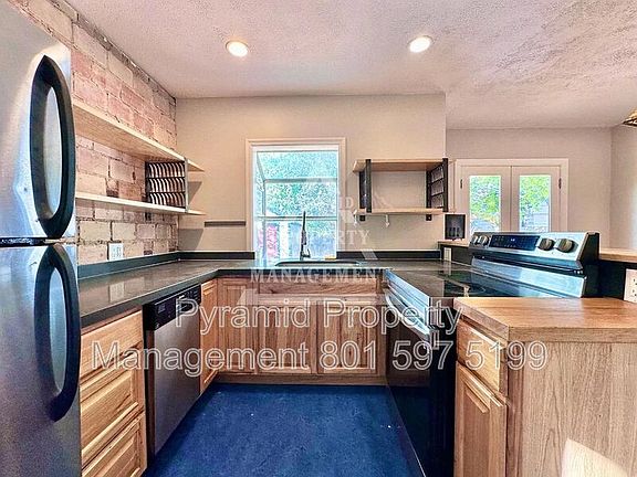 5th image of 1409 E Redondo Ave