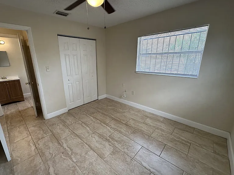 303 W Myrtle St — Photo 4