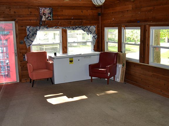 4th image of 210 Green Meadow Dr