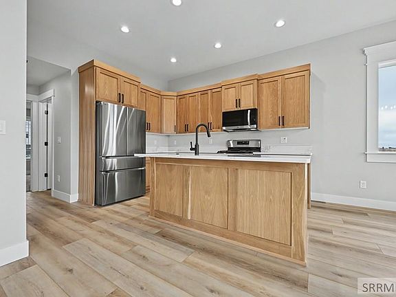 4th image of 456 Spruce Way