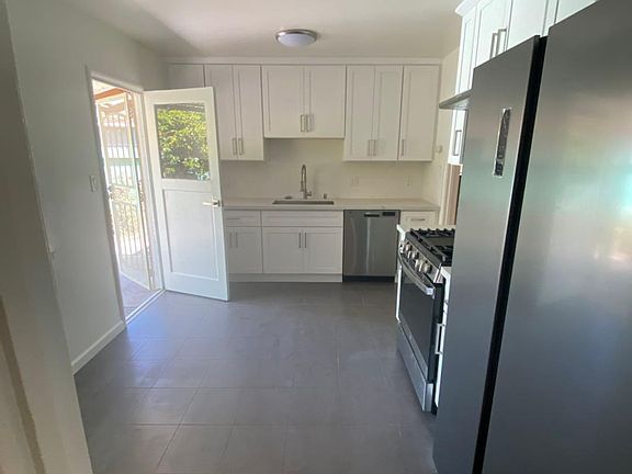 3rd image of 10 Muirwood Ct