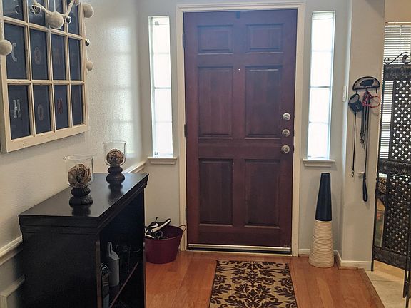 Formal entry, high ceiling, plenty of light.