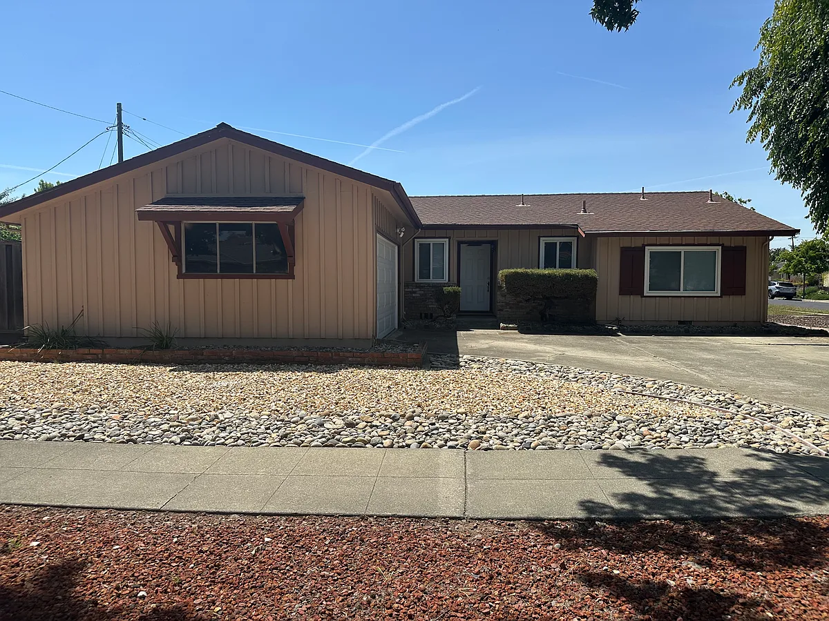Building Photo - 663 Pinewood Dr