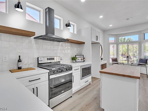 3rd image of 10040 Woodhouse Dr