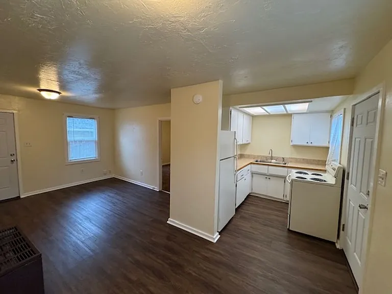 518 Alberts St — Photo 10