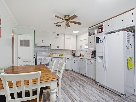 2nd image of 1822 Sarah Ln