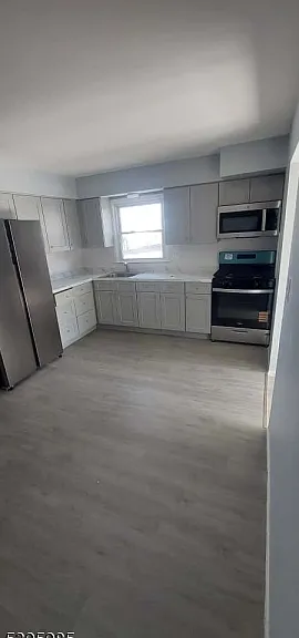16 Silkman Pl #2B — Photo 2
