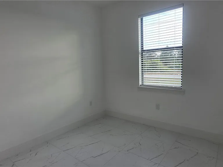 927 Chenault St — Photo 9