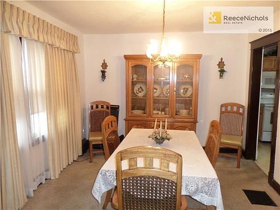 Large dining room for the entire family.